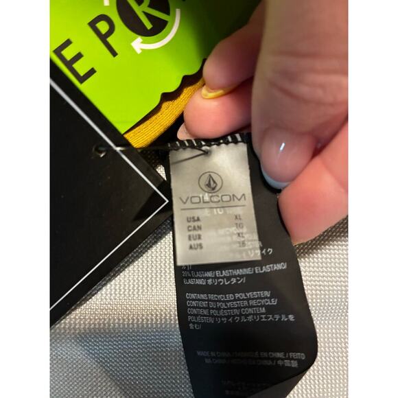 Volcom NEW Women XL Standard Simply Seamless Triangle Swimsuit Bikini Top Padded - Picture 5 of 6